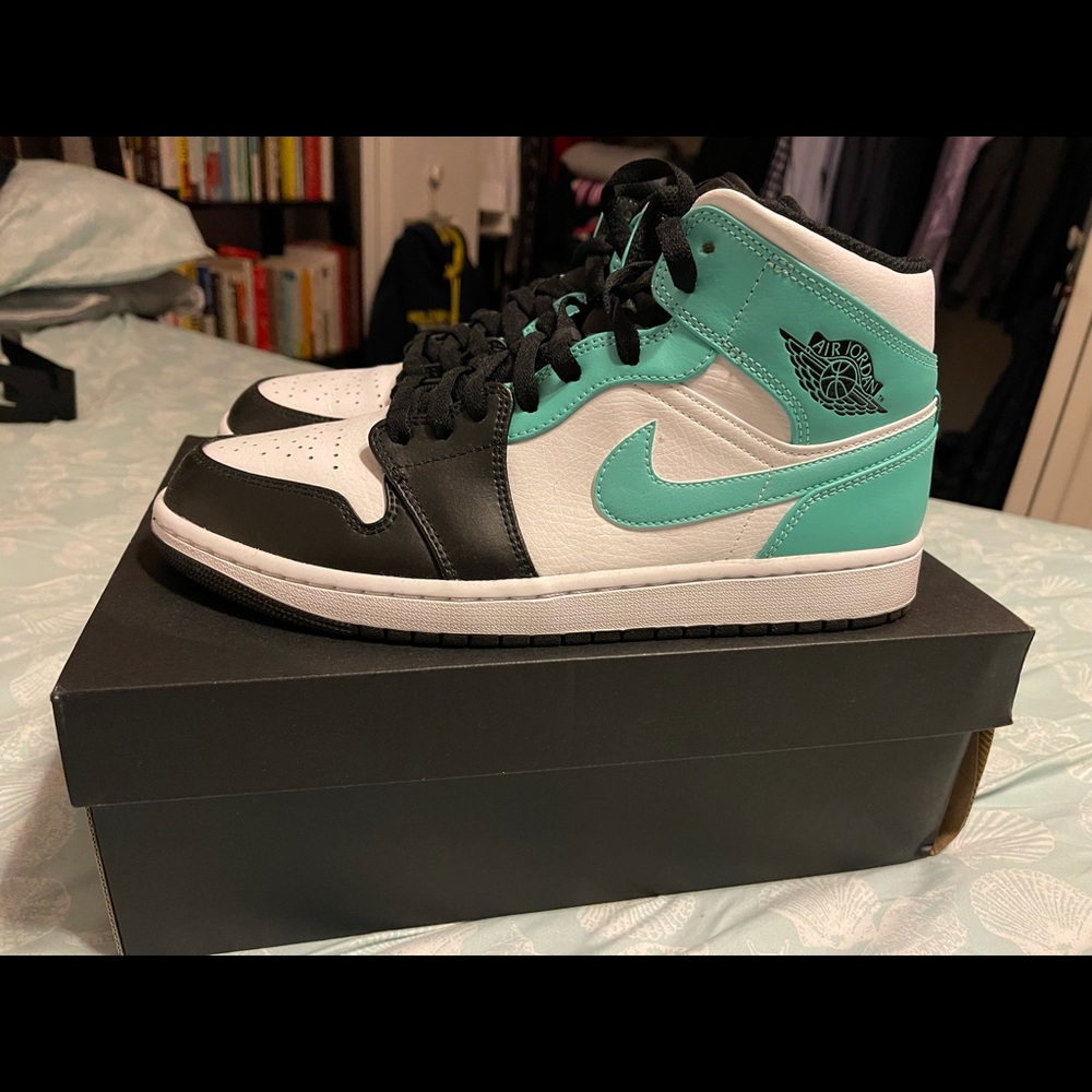 Jordan 1 Mid 21' Tropical Twist